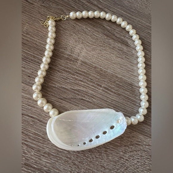 Pearl and Shell Necklace New - Picture 3 of 4